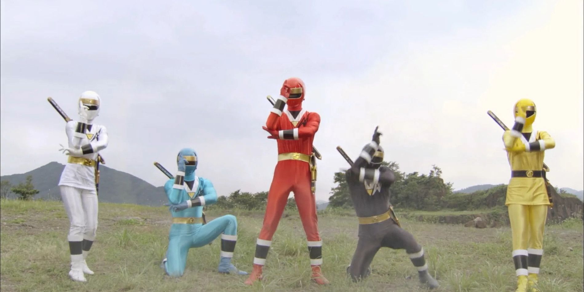 Aquar extraterrestrial rangers posing for battle in power rangers