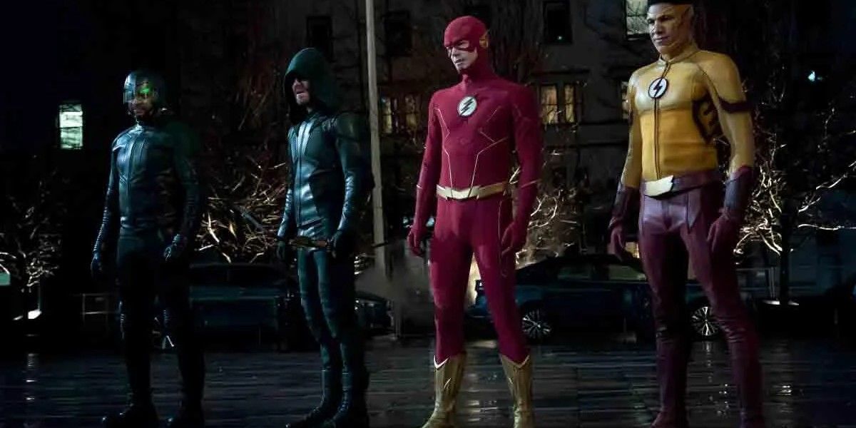 Green Arrow, The Flash et Speedy se tiennent ensemble à Central City