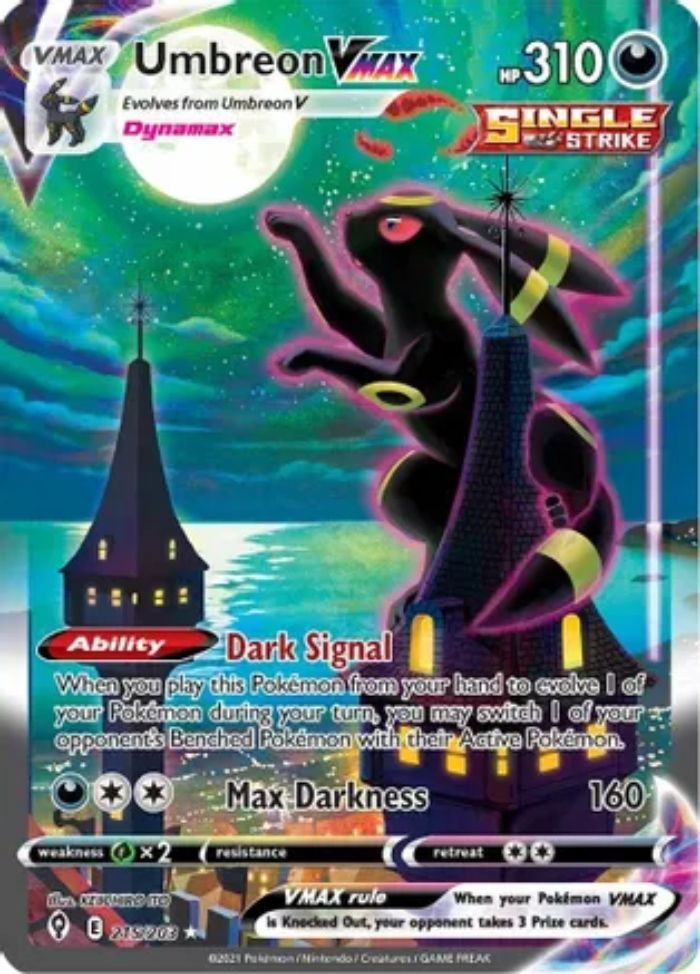 Um card raro e secreto de Pokémon Umbreon do conjunto Evolving Skies