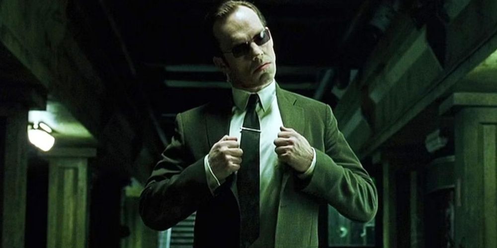 Agente Smith confronta Neo em Matrix.