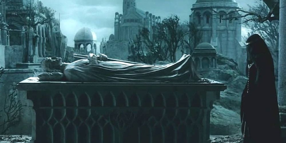 Arwen visits Aragorn's grave in The Lord of the Rings