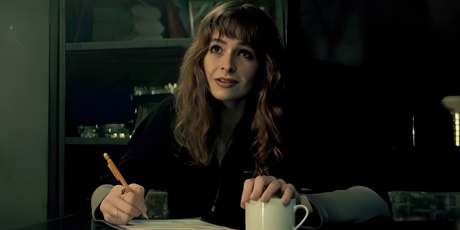Ashleigh Cummings como Abby Conroy escrevendo algo e segurando uma caneca na Cidadela.