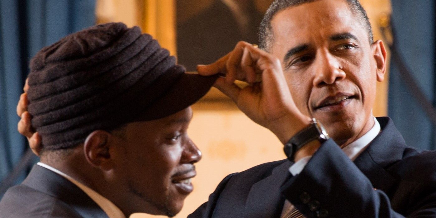 Barack Obama ajustando o chapéu de Sway Calloway no Salão Oval