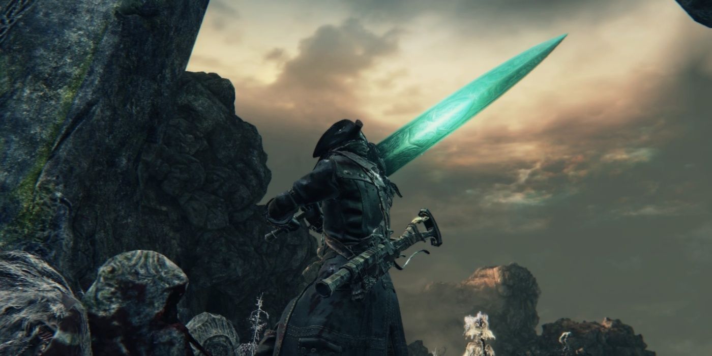 O protagonista Hunter empunhando a Espada do Luar Sagrado por cima do ombro.