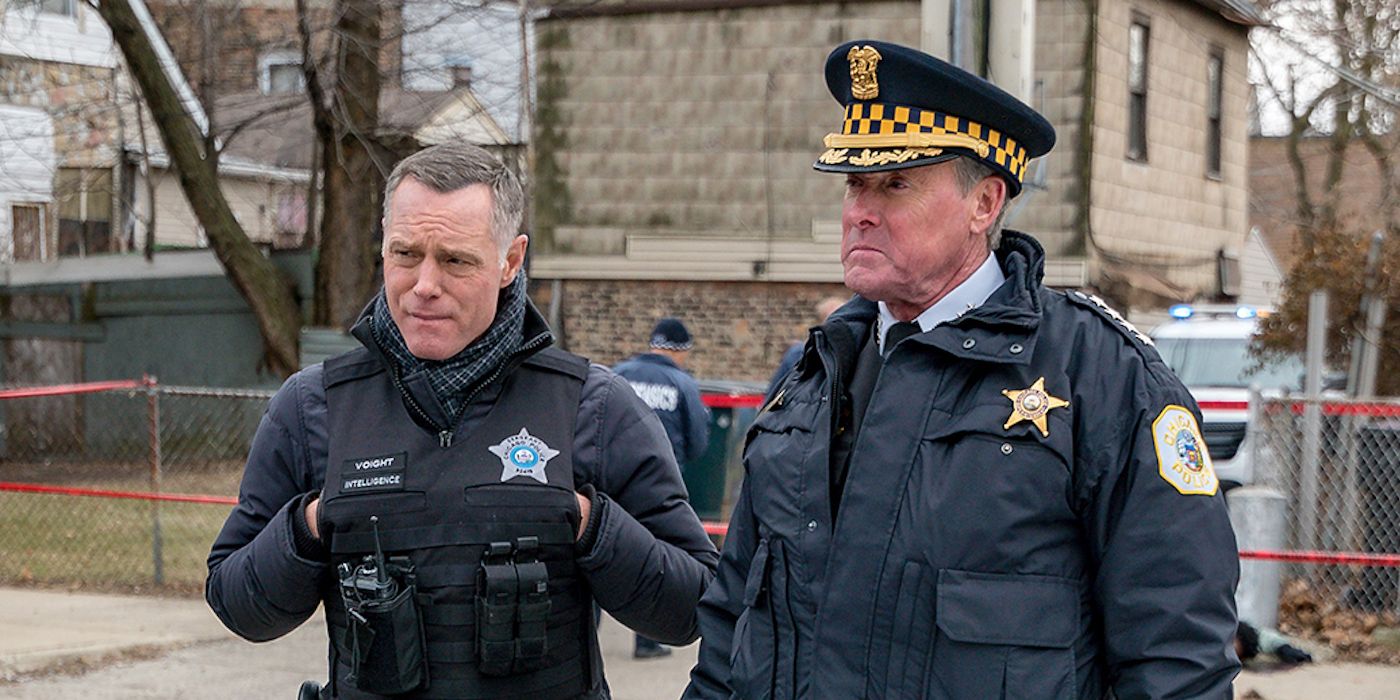Chicago P.D.'s Brian Kelton (John C. McGinley) and Hank Voight (Jason Beghe) stand side by side