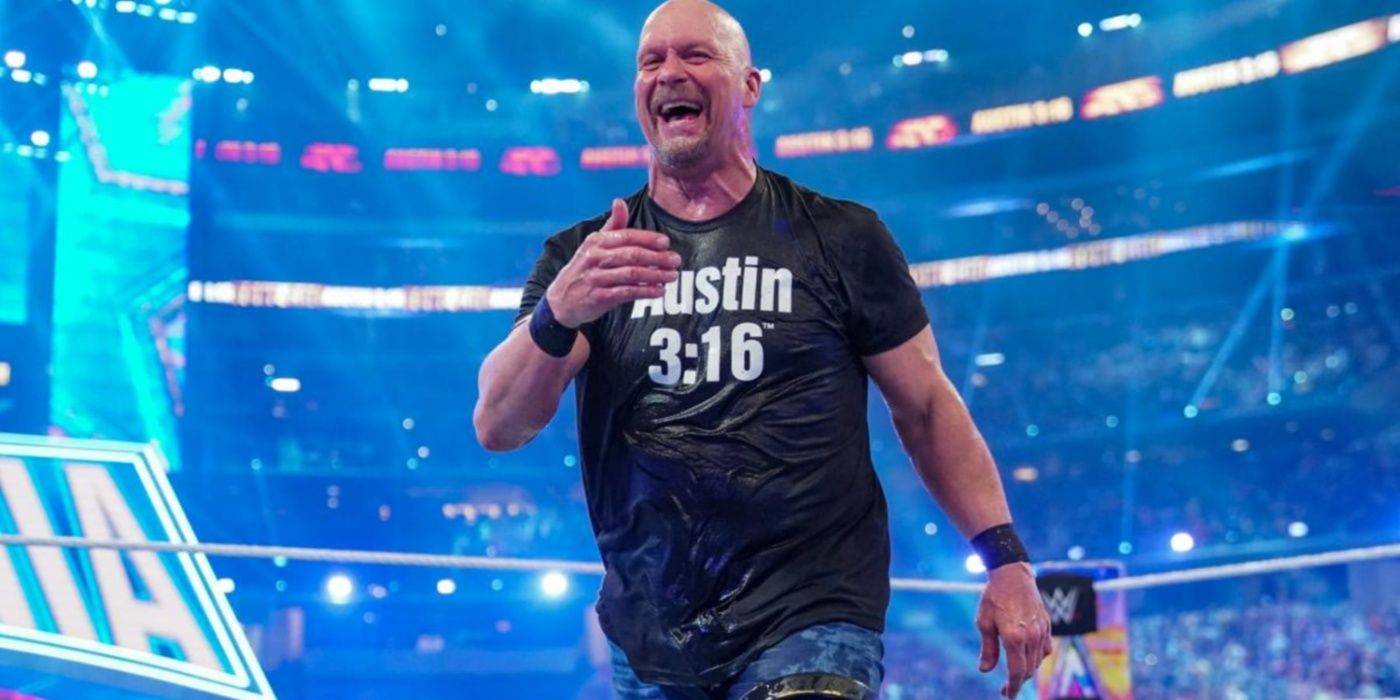 Stone Cold Steve Austin no ringue sorrindo coberto de cerveja