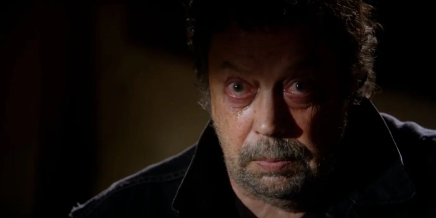 Tim Curry en un episodio de Criminal Minds mirando con ojos abiertos.