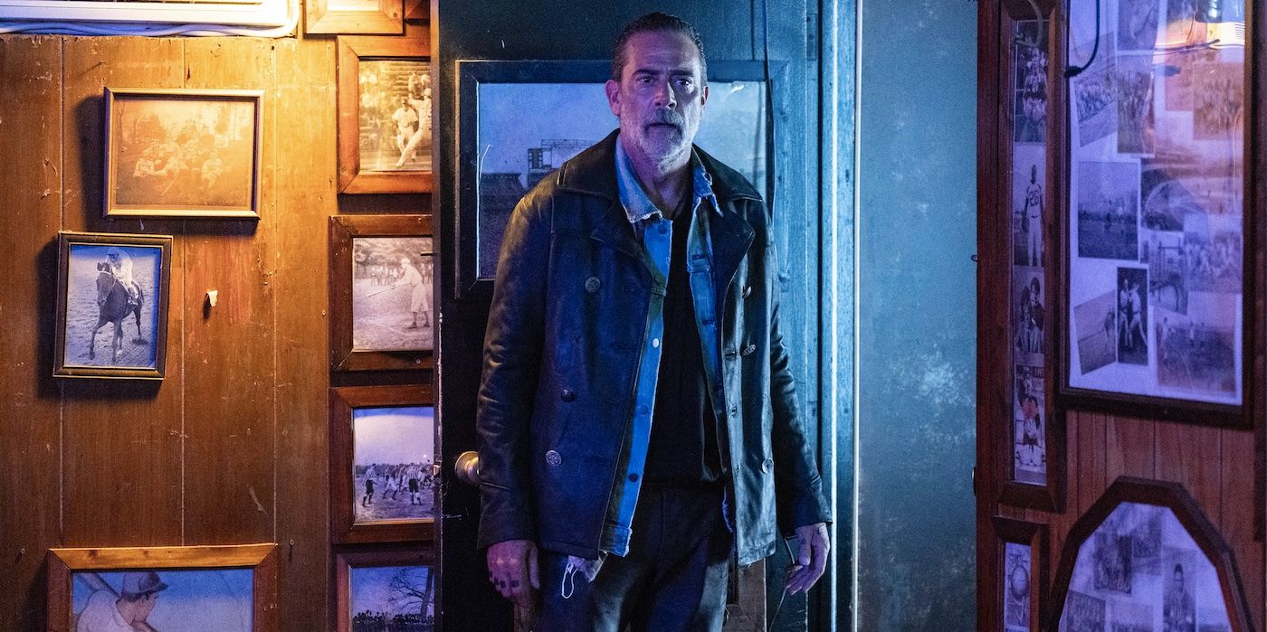 Negan Smith em um bar em The Walking Dead: Dead City