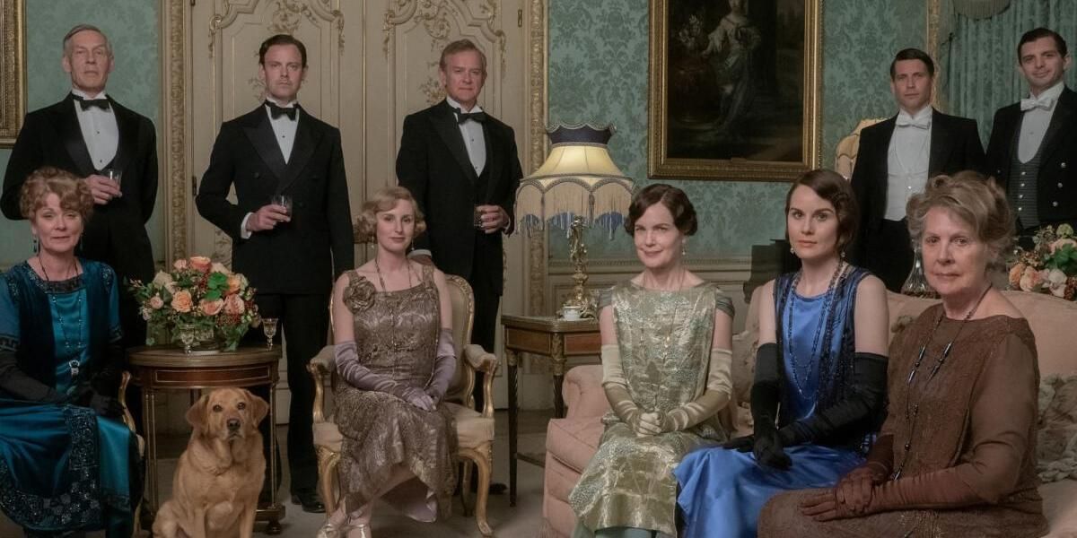 Downton Abbey's Crawley family poses together in a cast shot