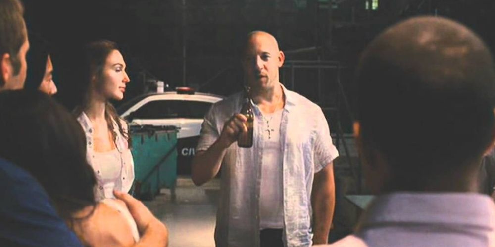 Dom y su equipo celebran un atraco exitoso en Fast Five