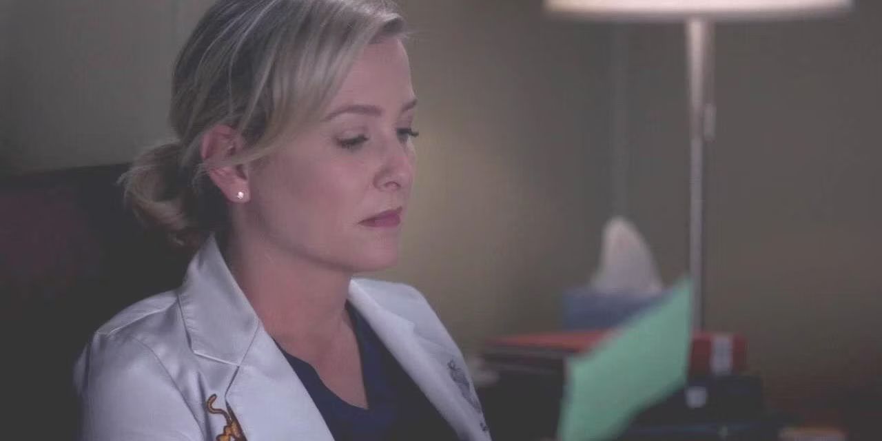 Arizona Robbins (Jessica Capshaw), de Greys Anatomy, lê um cartão de anotações em 'The Distance'.