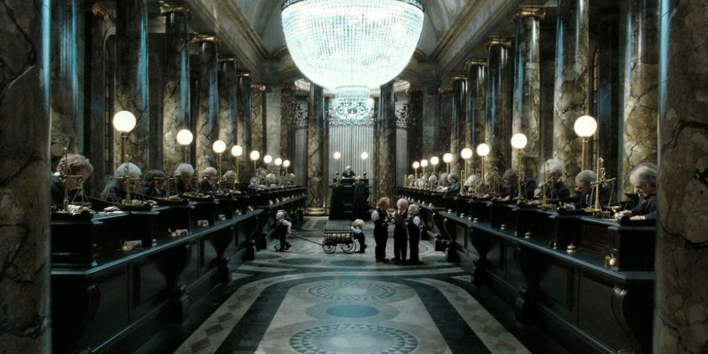 Goblins trabalhando em suas mesas no Gringotts Bank em Harry Potter e as Relíquias da Morte Parte 2.