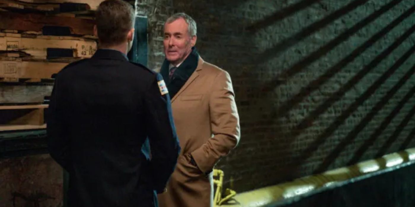 Chicago P.D.'s Brian Kelton played by John C. McGinley stands in an alleyway 