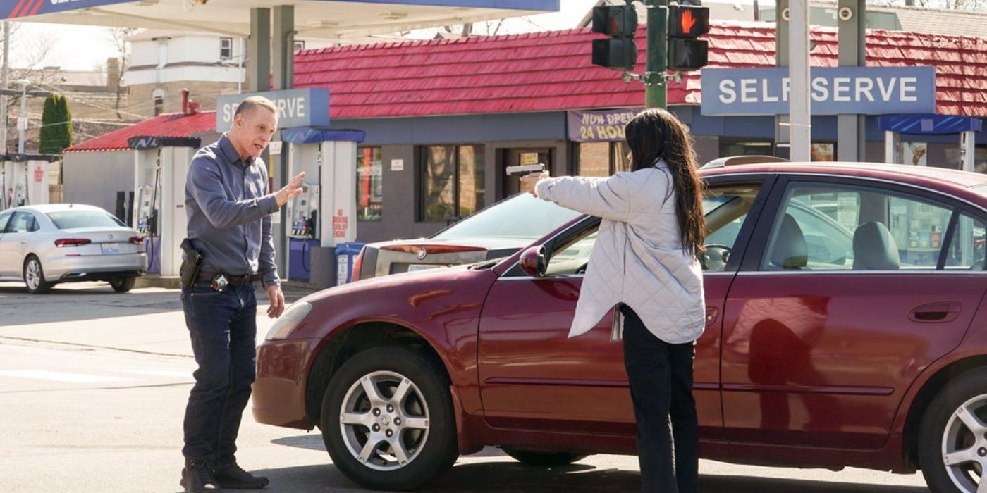 Anna Avalos (Carmela Zumbado) mantém Hank Voight (Jason Beghe) sob a mira de uma arma na polícia de Chicago