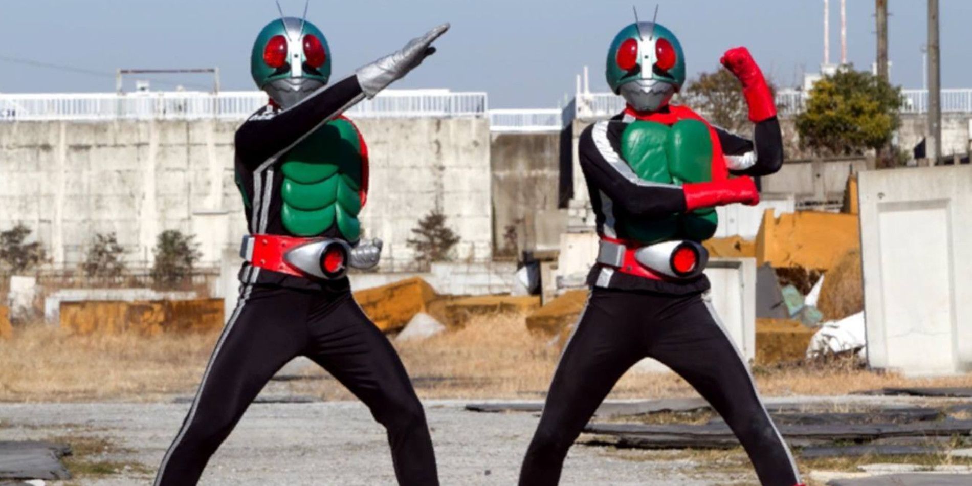 Kamen Rider 1 e 2 (Ichigo e Nigo) fazendo suas poses de henshin, sua marca registrada.
