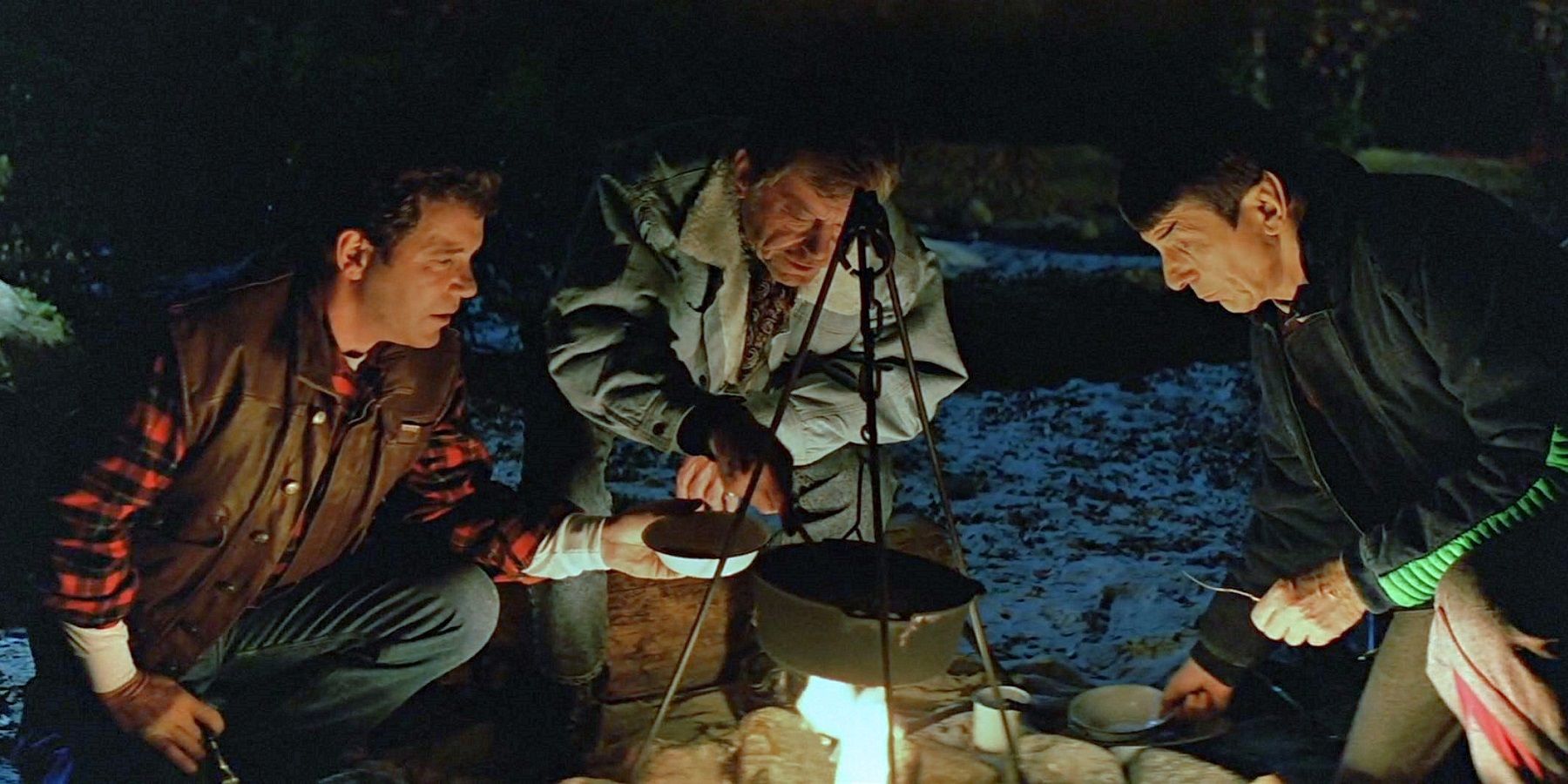 Kirk, Spock e McCoy ao redor de uma fogueira em Star Trek V: The Final Frontier.