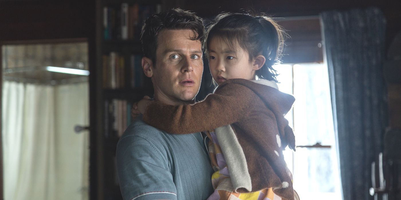 Jonathan Groff segura Kristen Cui em cena de Knock at the Cabin, da Universal