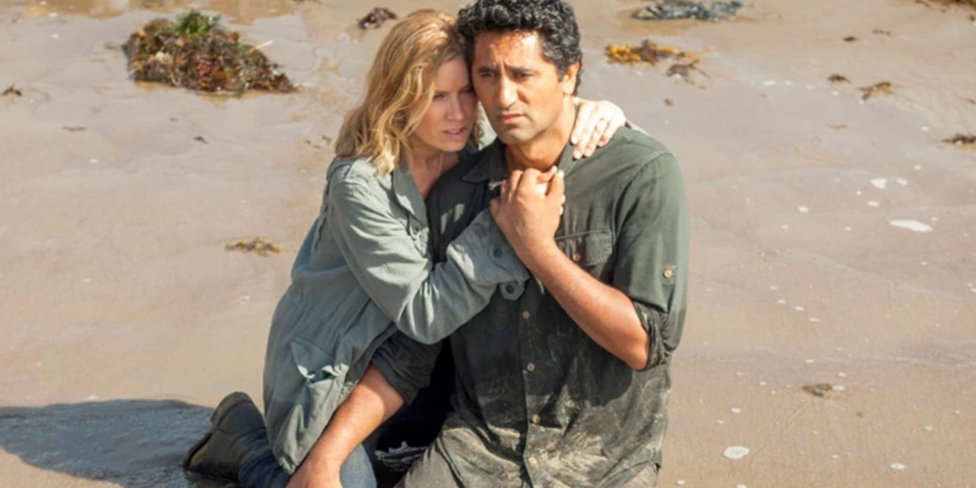 Madison e Travis se abraçam em uma praia em Fear the Walking Dead.