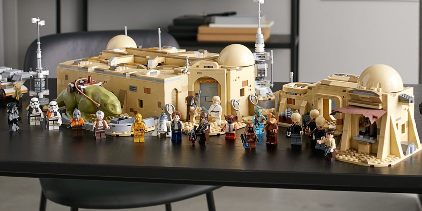 Uma fileira de minifiguras LEGO em frente ao conjunto Mos Eisley Cantina Star Wars LEGO.