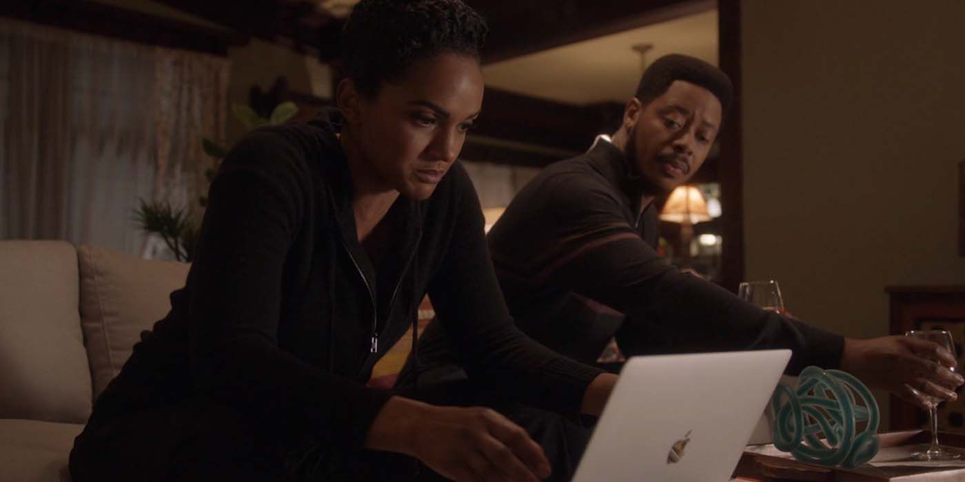 Nyla e James conversam em seu sofá antes que a vida de Leah seja ameaçada no final da 5ª temporada de The Rookie.