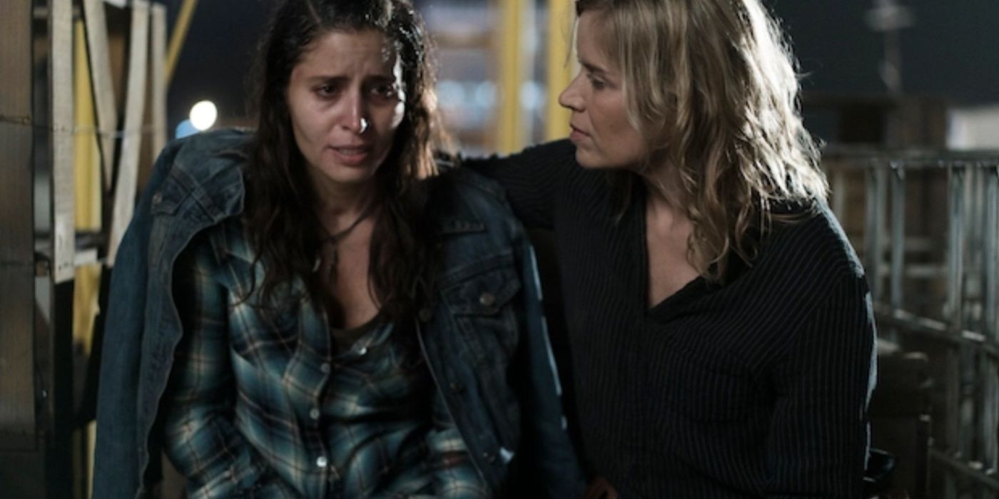 Ofelia Salazar e Madison Clark sentam-se juntas em Fear the Walking Dead.