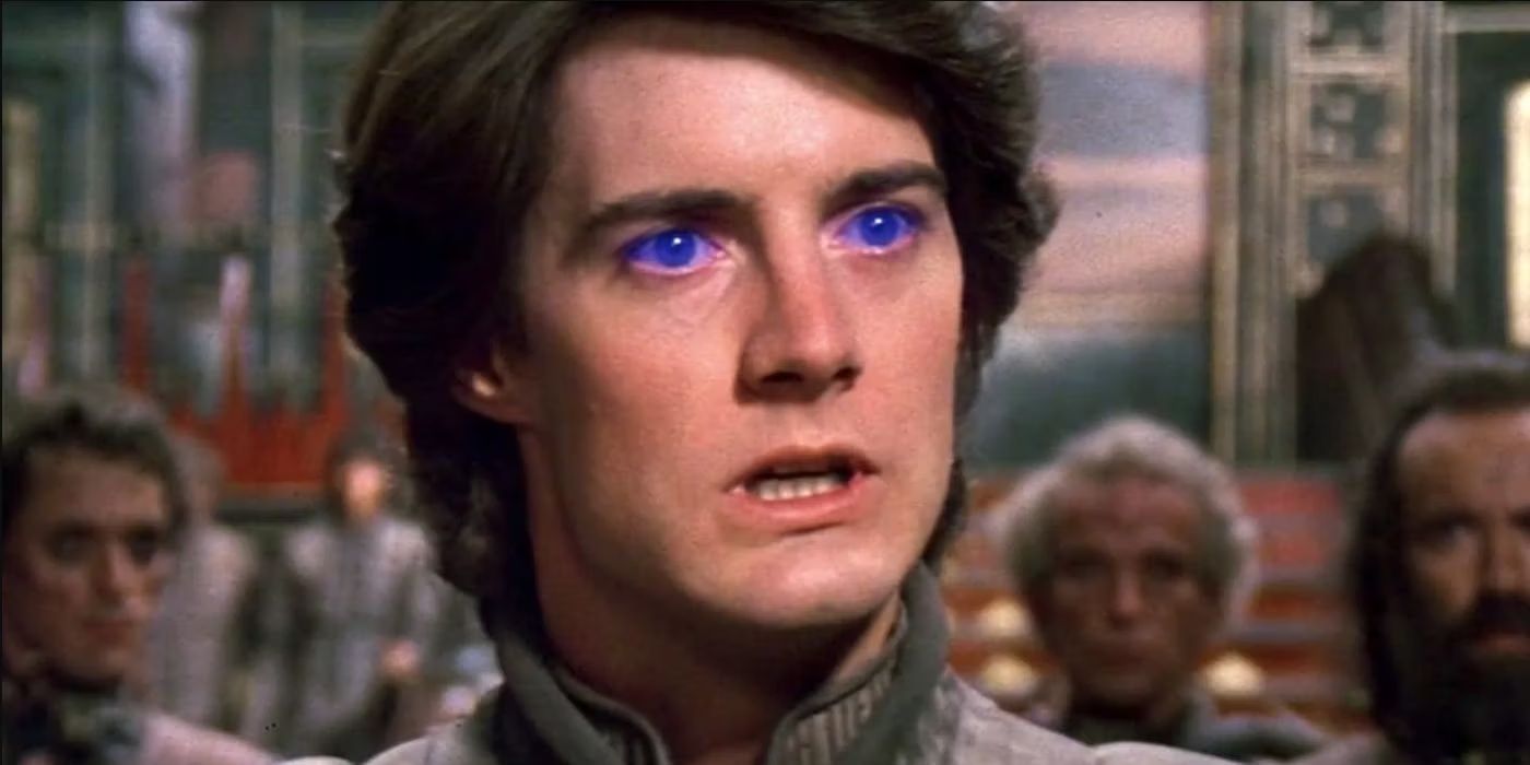 Paul Atreides (Kyle McLachlan) gives a speech in front of a gathered crown in Dune 1984.