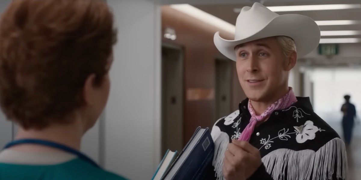 Ken de Ryan Gosling parle à un médecin alors qu'il est habillé en cow-boy dans le film Barbie