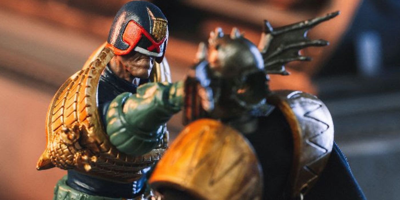 One of Judge Dredd's iconic kills of all-time becomes an incredible action figure set from HIYA Toys