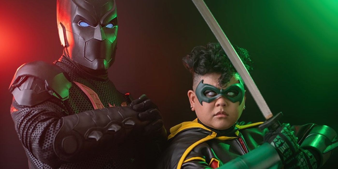Incredible cosplay sees Batman Beyond/Terry McGinnis patrolling Gotham with Damian Wayne.