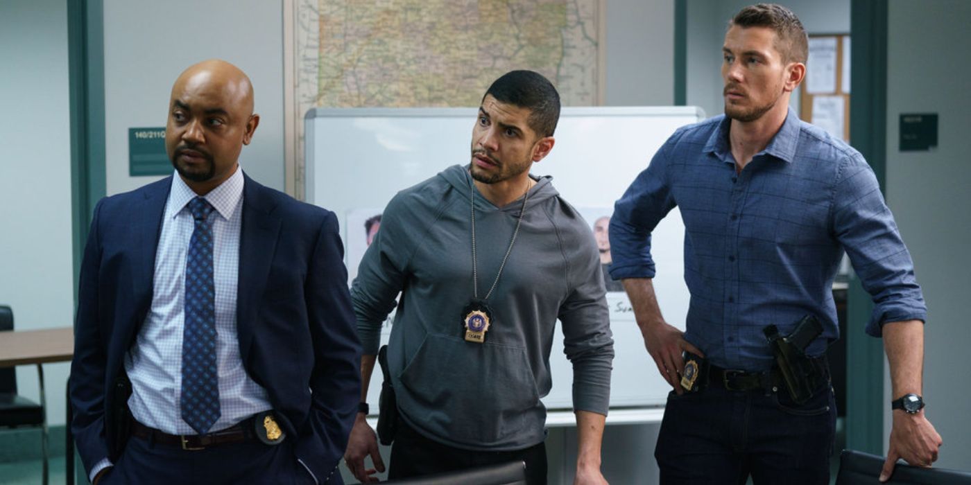 Agente Curtis McCrary, Whelan e Reyes parecem preocupados no SVU Temporada 24, Episódio 22.