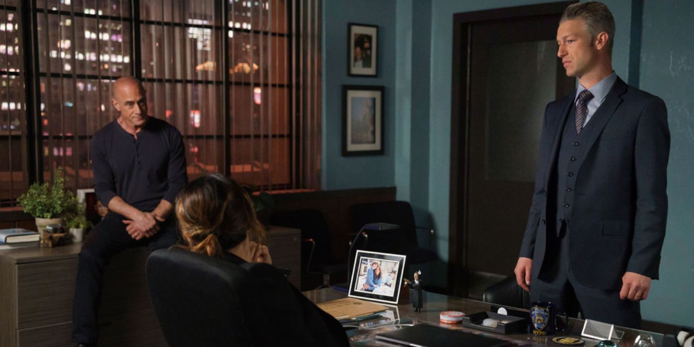 Carisi fala com Benson e Stabler no escritório de Olivia em Law and Order SVU Temporada 24, Episódio 22.