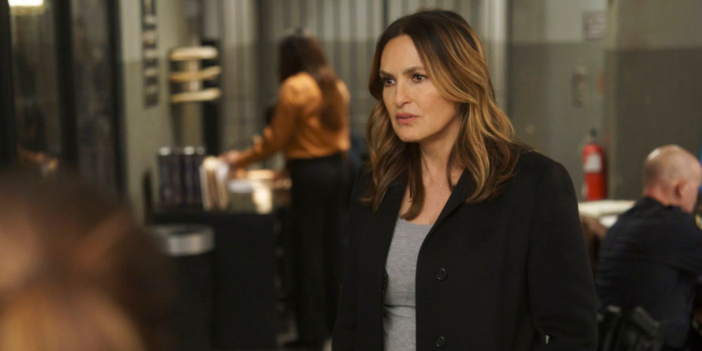 Olivia Benson (Mariska Hargitay) do SVU parece preocupada na sala do esquadrão