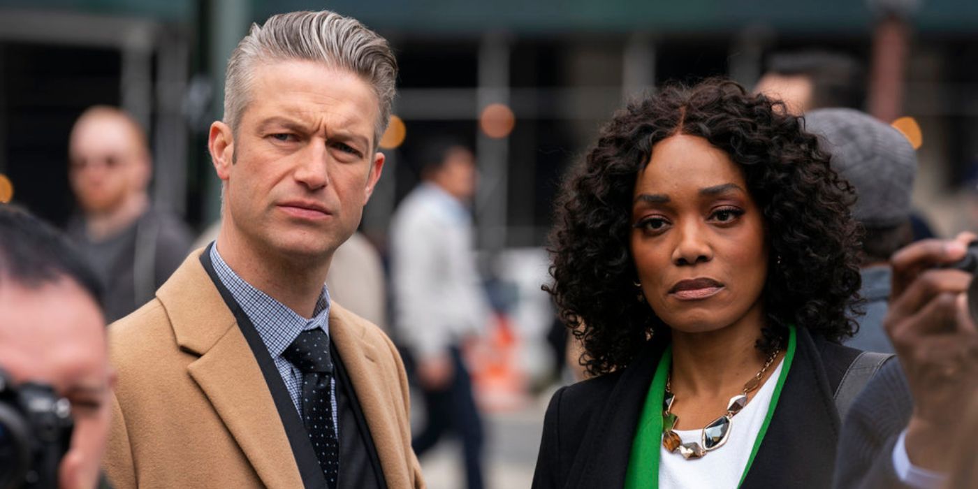 Carisi (Peter Scanavino) e Samuels do SVU ficam pensativos em um mar de repórteres