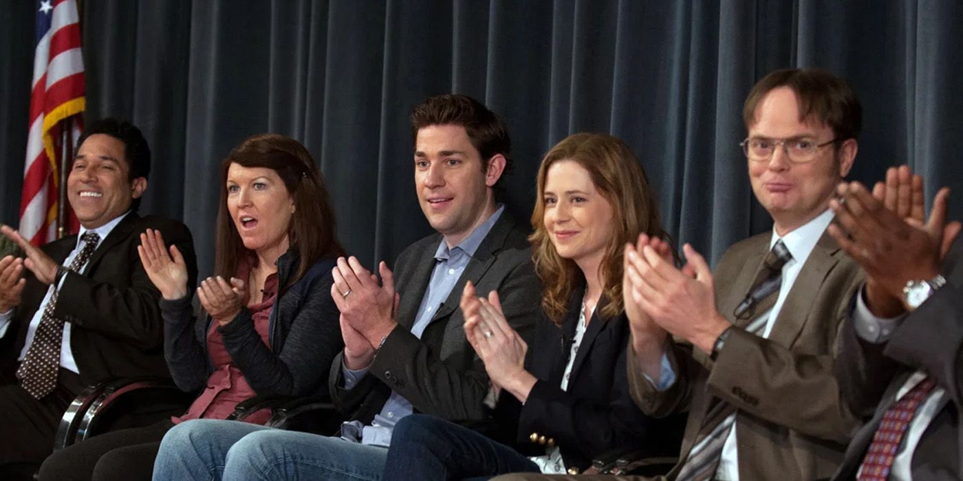 Oscar, Meredith, Jim, Pam e Dwight batendo palmas no final de The Office.