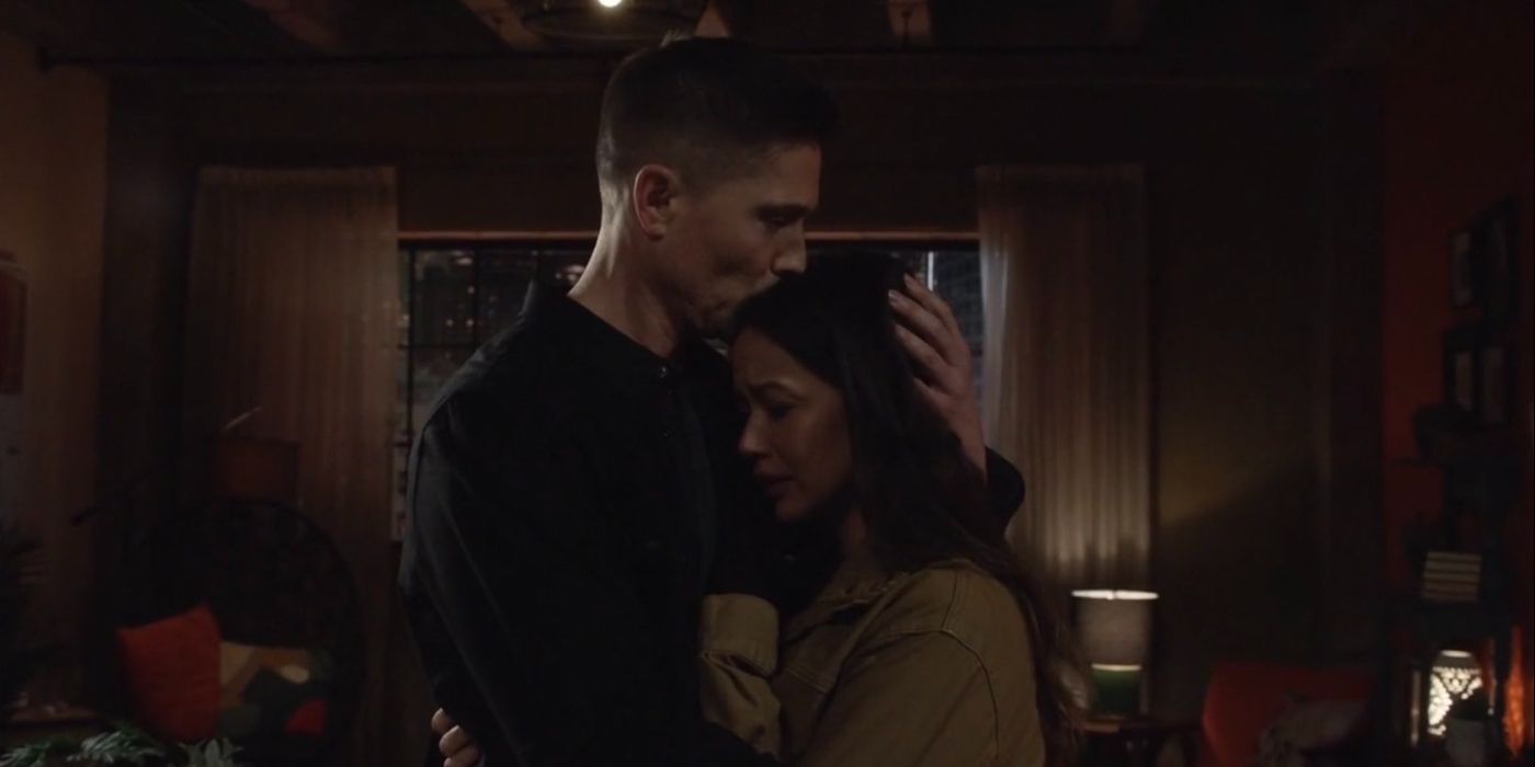 Tim e Lucy se abraçando durante a 5ª temporada de The Rookie, episódio 22, "Under Siege"