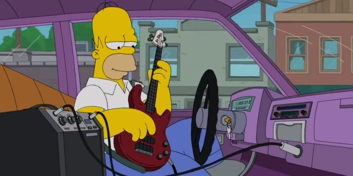 O Homer dos Simpsons dedilha uma guitarra enquanto dirige com um amplificador ao lado dele