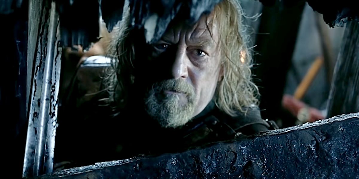 Theoden de Bernard Hill parece preocupado no Abismo de Helm em O Senhor dos Anéis: As Duas Torres.