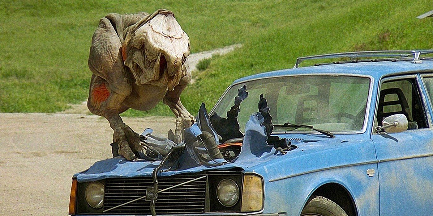 Um grabóide de duas pernas destrói um carro em Tremors 2: Aftershocks