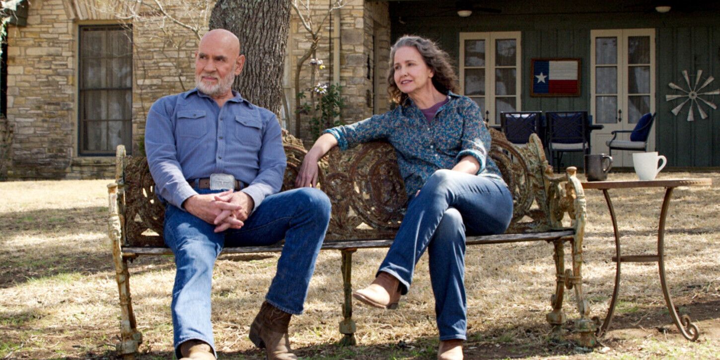 Walker Bonham e Abby relaxam em um banco do lado de fora do rancho Walker