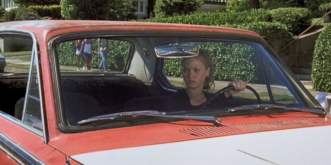 Julia Stiles como Kat Stratford dirigindo seu carro em 10 coisas que eu odeio em você