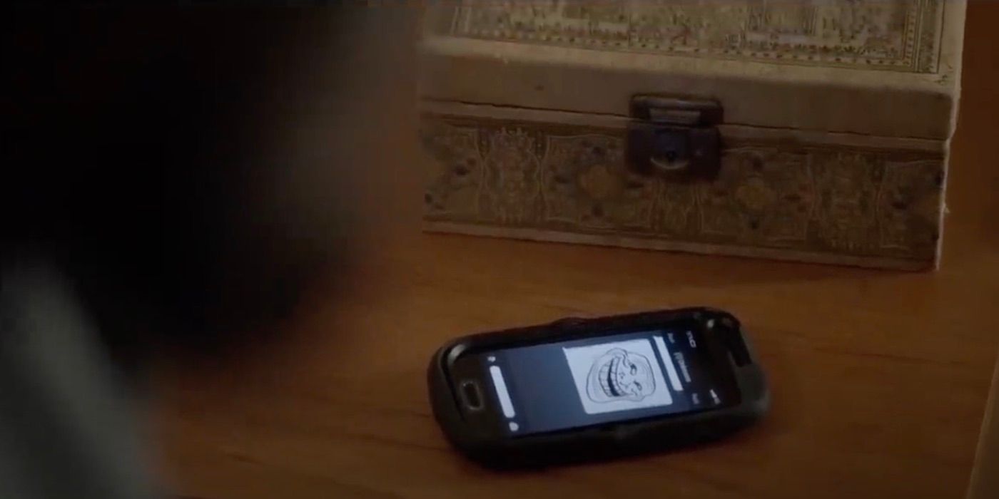Moped Man de Black Mirror recebe uma mensagem trollface em seu telefone