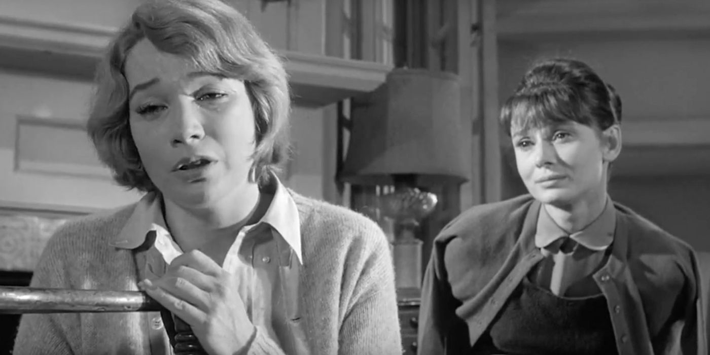 Shirley MacLaine chora na frente de Audrey Hepburn em The Children's Hour