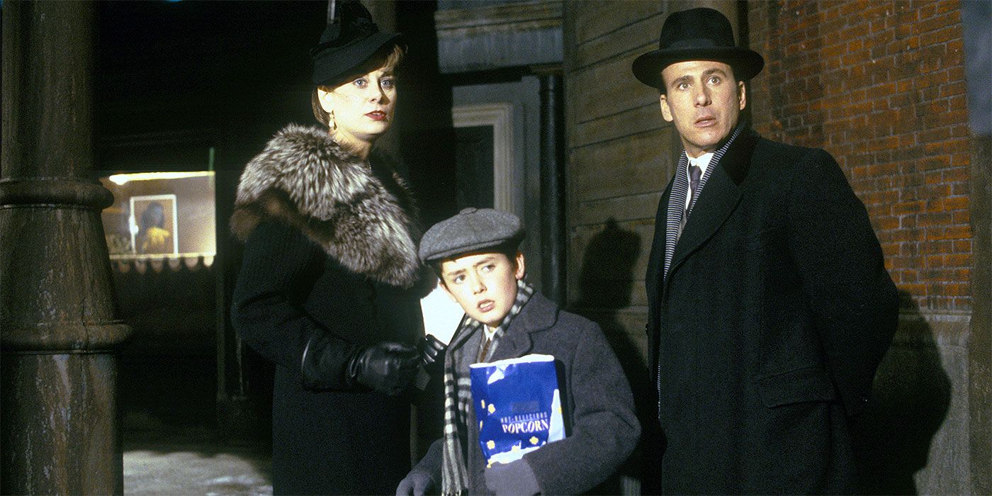 Martha, young Bruce, and Thomas Wayne in an alley in Batman (1989)