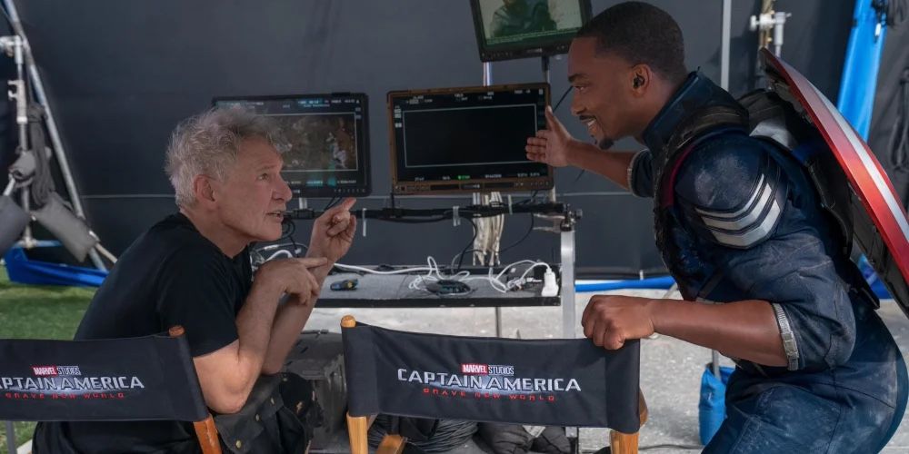 Imagem do BTS do Capitão América Admirável Mundo Novo com Harrison Ford e Anthony Mackie brincando.