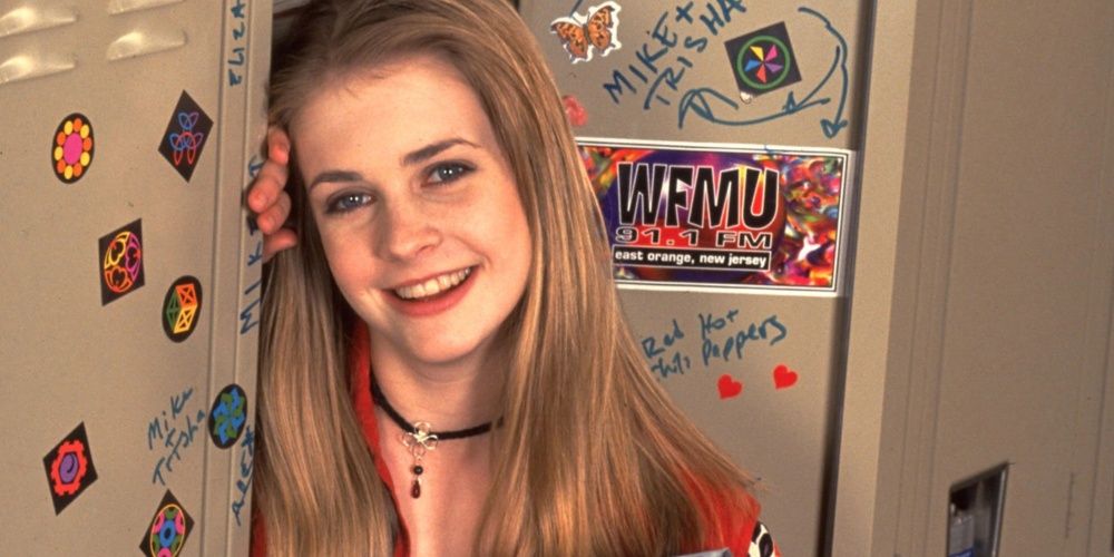 Clarissa, interpretada por Melissa Joan Hart, se apoya contra su armario (Clarissa lo explica todo)