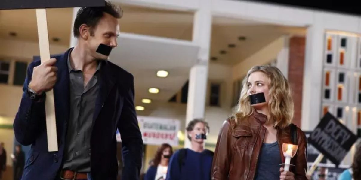 Jeff (Joel McHale) and Britta (Gillian Jacobs) protesting in Community