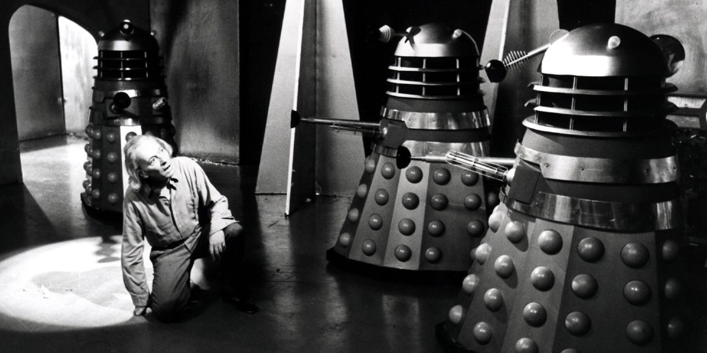 William Hartnell como o Primeiro Doutor, enfrentando os Daleks pela primeira vez em Doctor Who.