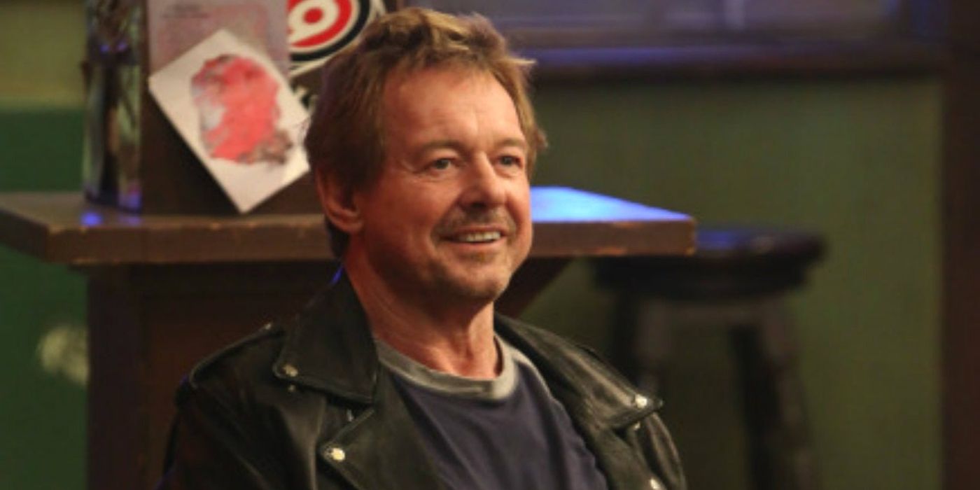 Roddy Piper como Da' Maniac em It's Always Sunny in Philadelphia Season 9 vestindo uma jaqueta de couro