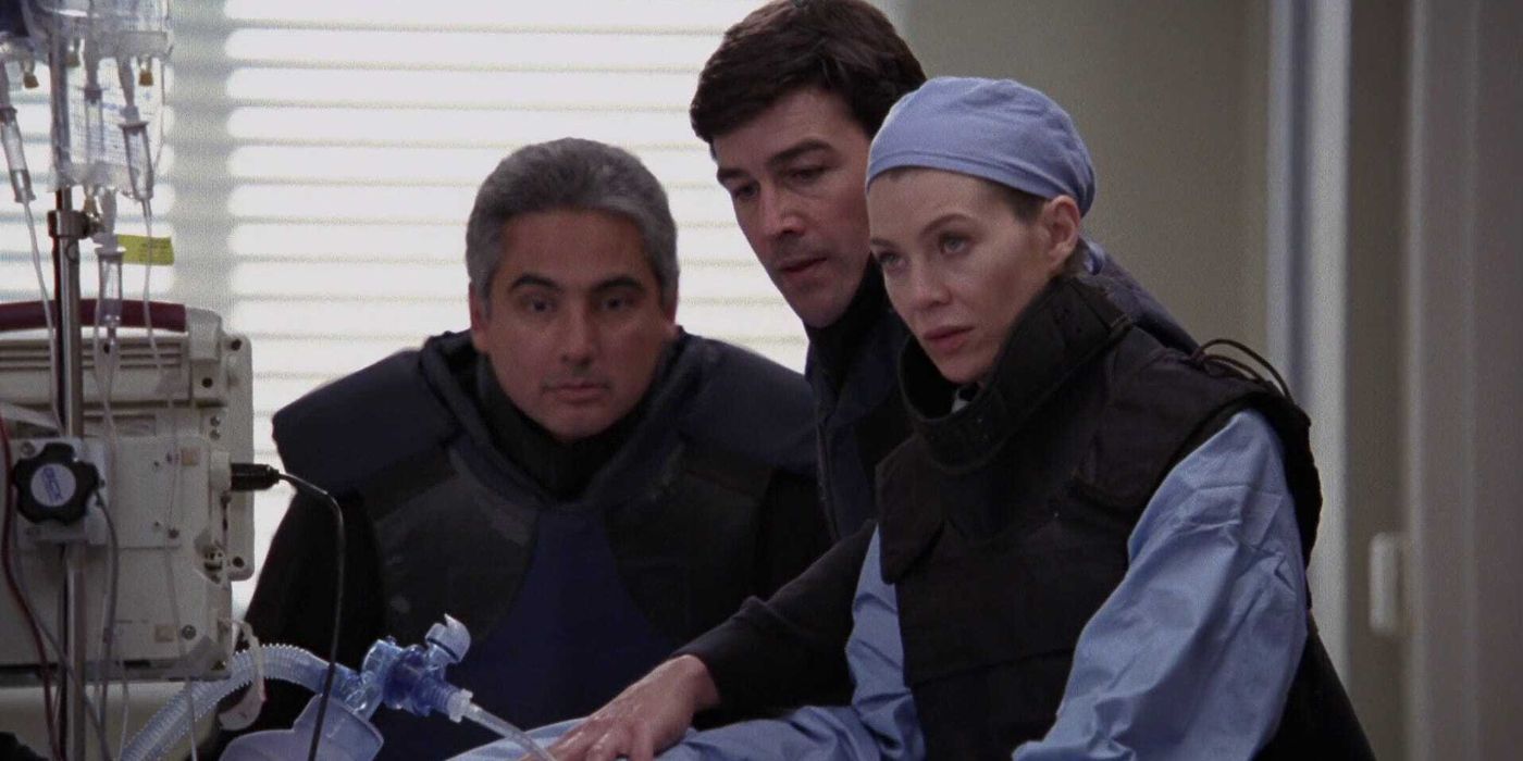 Meredith Grey y el escuadrón de bombas llevan ropa protectora y mueven a un paciente con un dispositivo explosivo dentro de él.