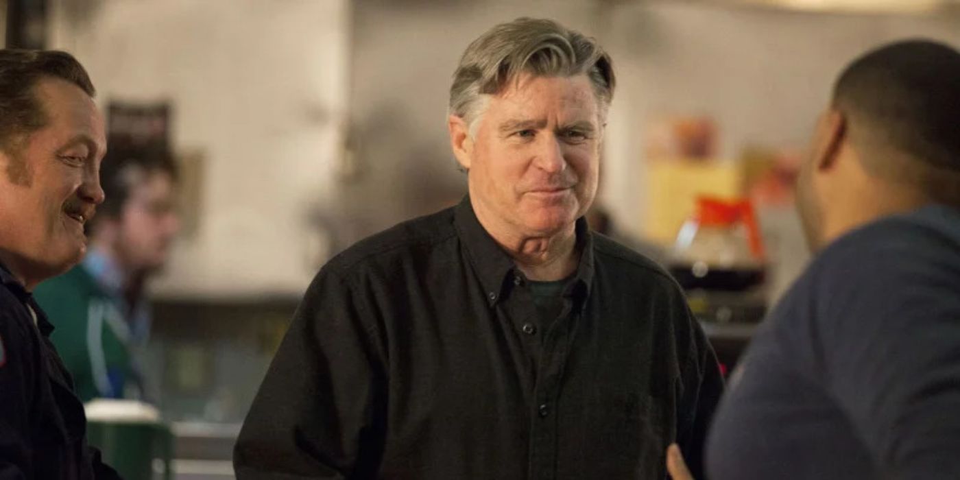 Benny Severide (Treat Williams) sorri ao conhecer a equipe do Chicago Fire.